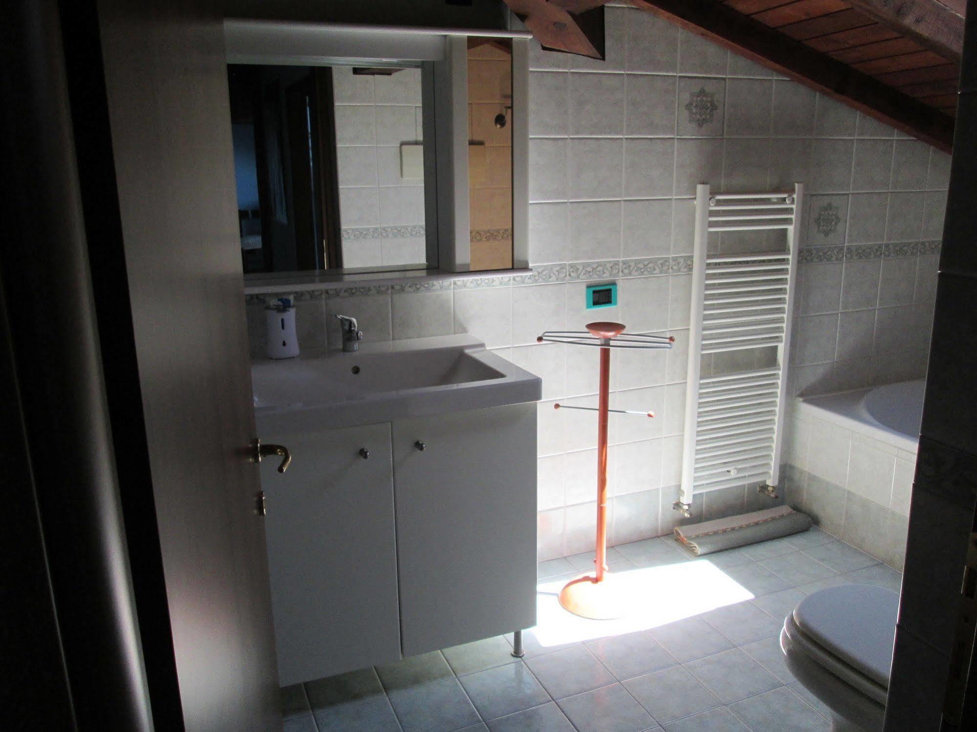 La Casa Del Borgo Bed & Breakfast Brissago-Valtravaglia Ngoại thất bức ảnh